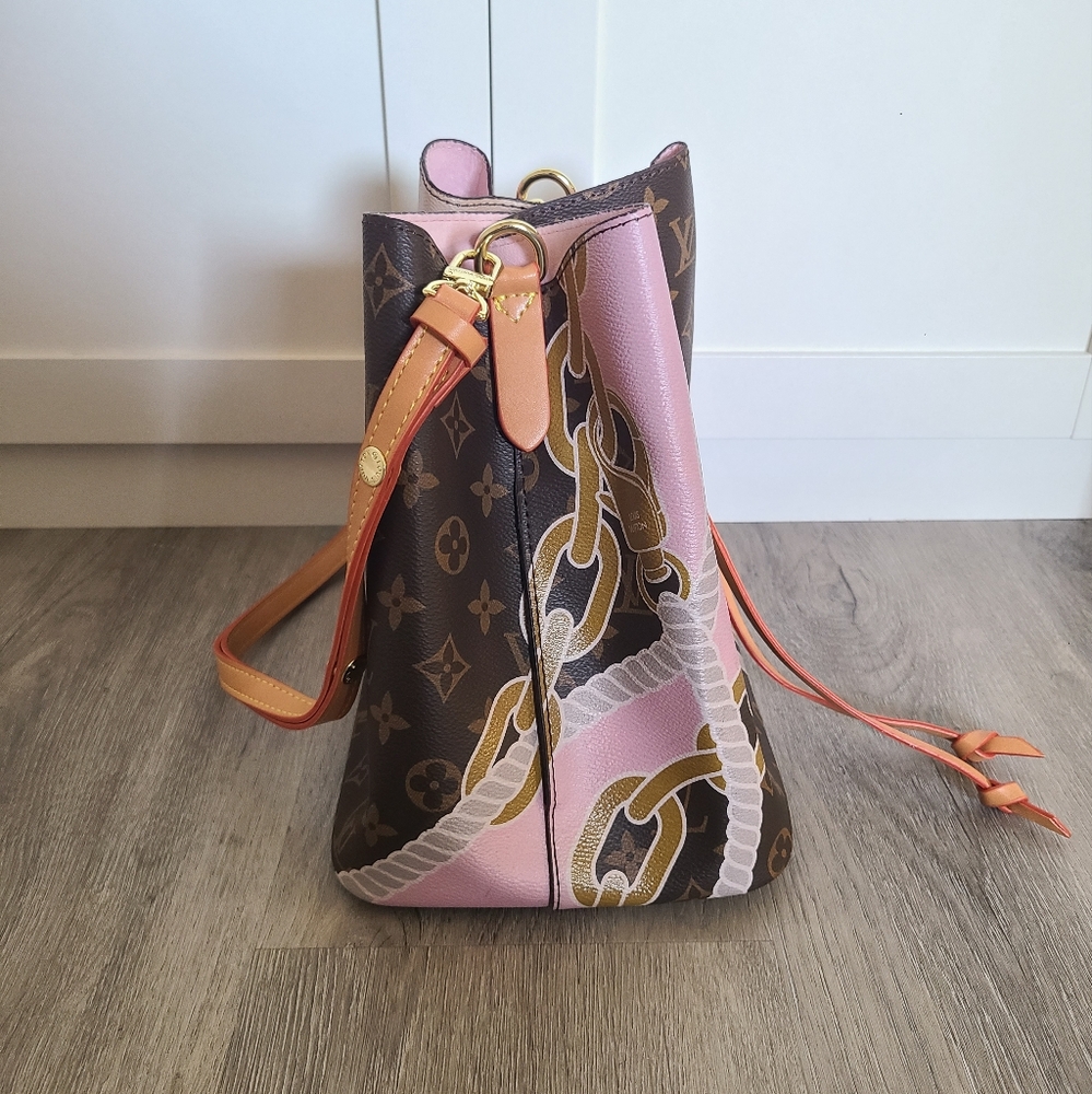Elegant Pink and Brown Monogram Shoulder Bag - Picture 4 of 7